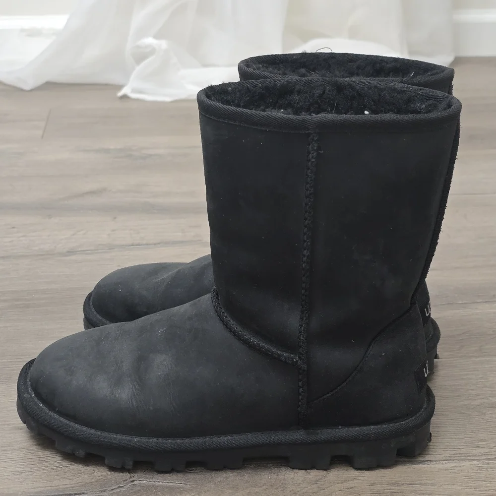 UGG Essential Short II Wool Lined Black Suede Women Size 7 Outdoor Ski Snow